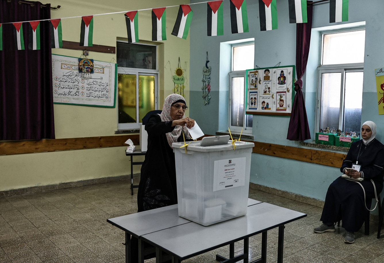 الفلسطينيون يُدلون بأصواتهم في أول انتخابات بلدية منذ حرب غزة