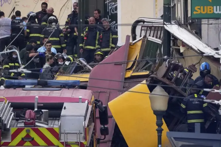 مأساة على منحدر… قطار في لشبونة يودي بحياة 16 شخصا