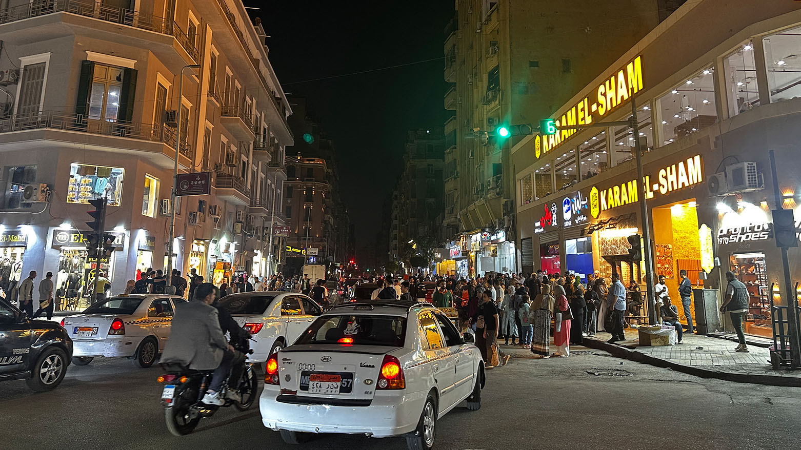 القاهرة تستعيد حياتها الليلة بعد إلغاء الإغلاق المبكر