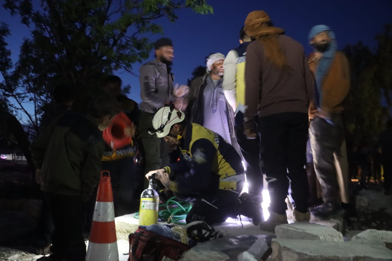 (فيديو) لحظة إنقاذ طفل من بئر عميق في حلب