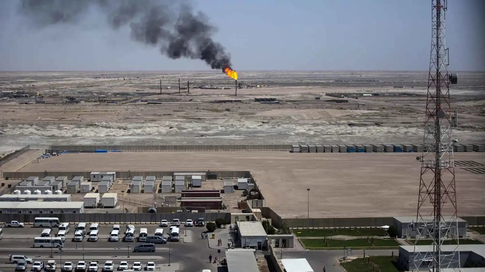 إصابة 3 عمال في هجوم بطائرتين مسيرتين على حقل الرميلة النفطي جنوب العراق