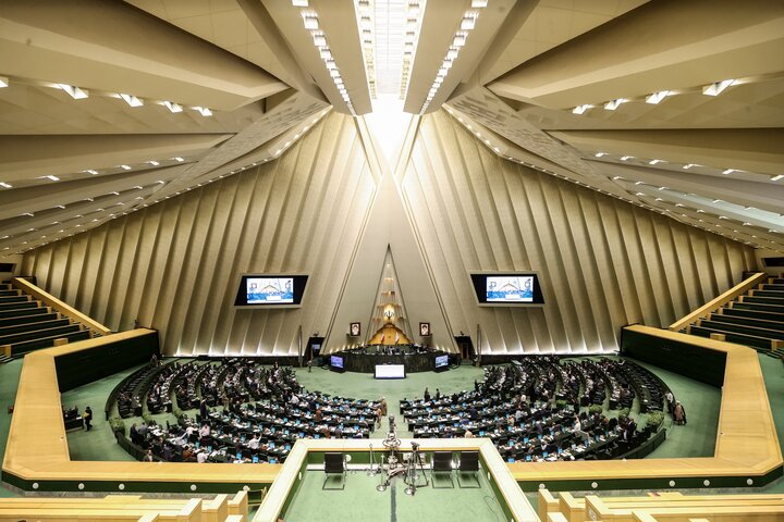 البرلمان الإيراني: لا مفاوضات قبل إنهاء القيود البحرية الأميركية