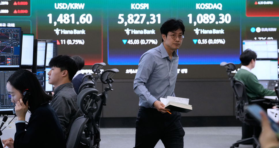 بعد فشل محادثات السلام.. الدولار يقفز لمستويات قياسية أمام اليورو والين