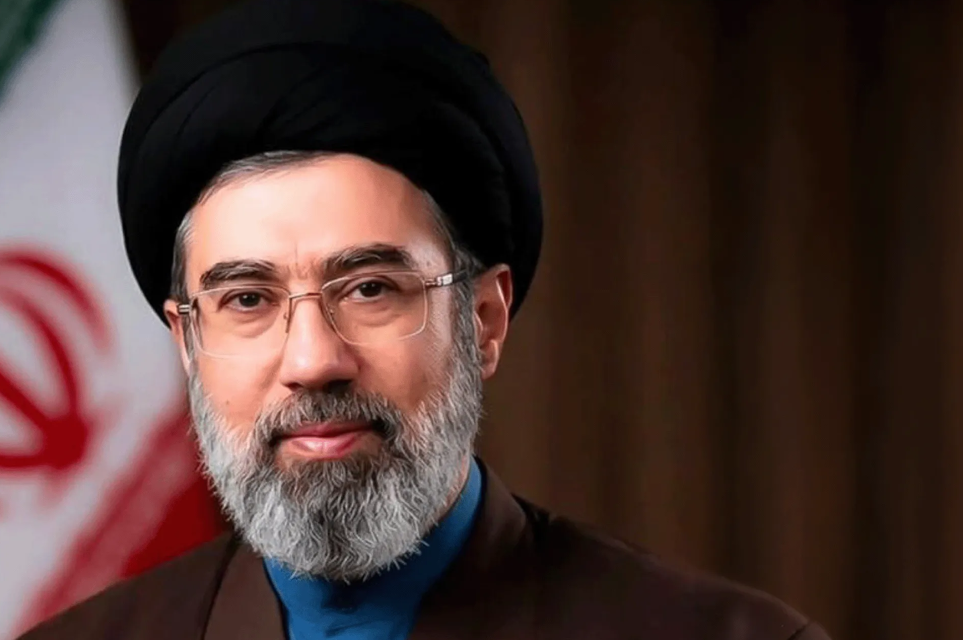 المرشد الإيراني مجتبى خامنئي: أثبتت إيران للعالم جزءًا من قدرتها الباهرة في المعركة العسكرية ضد أعداء تقدّمها ونهضتها