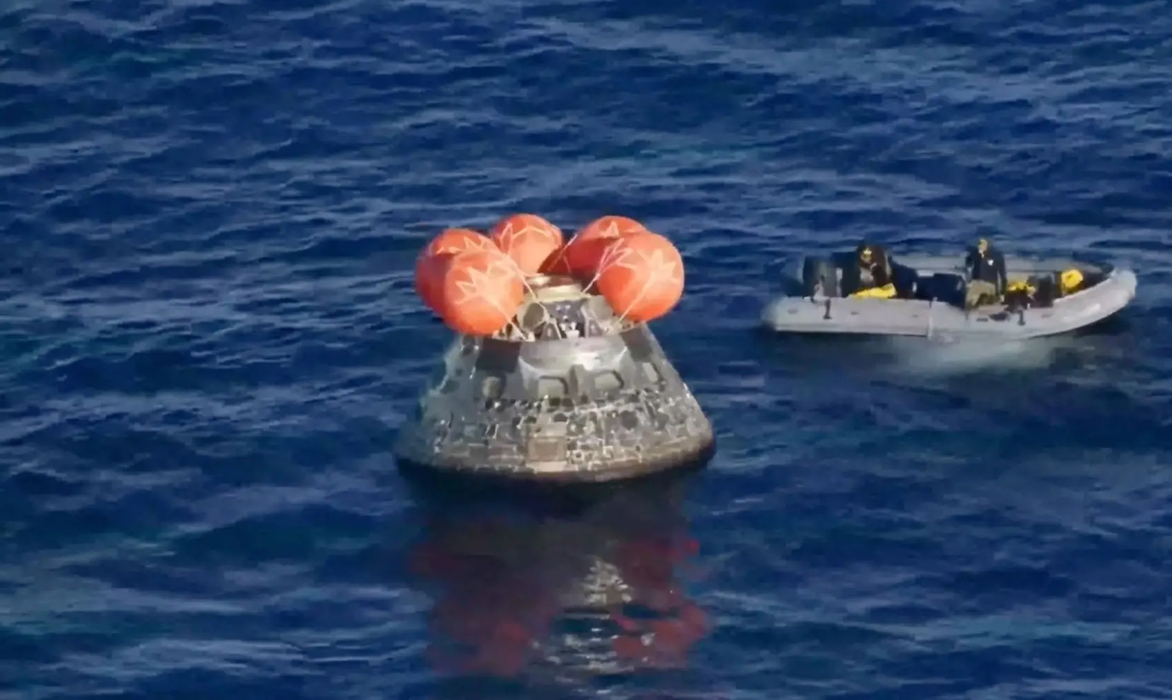 هبوط ناجح لمهمة "أرتيميس 2" في المحيط الهادئ بعد رحلة حول القمر