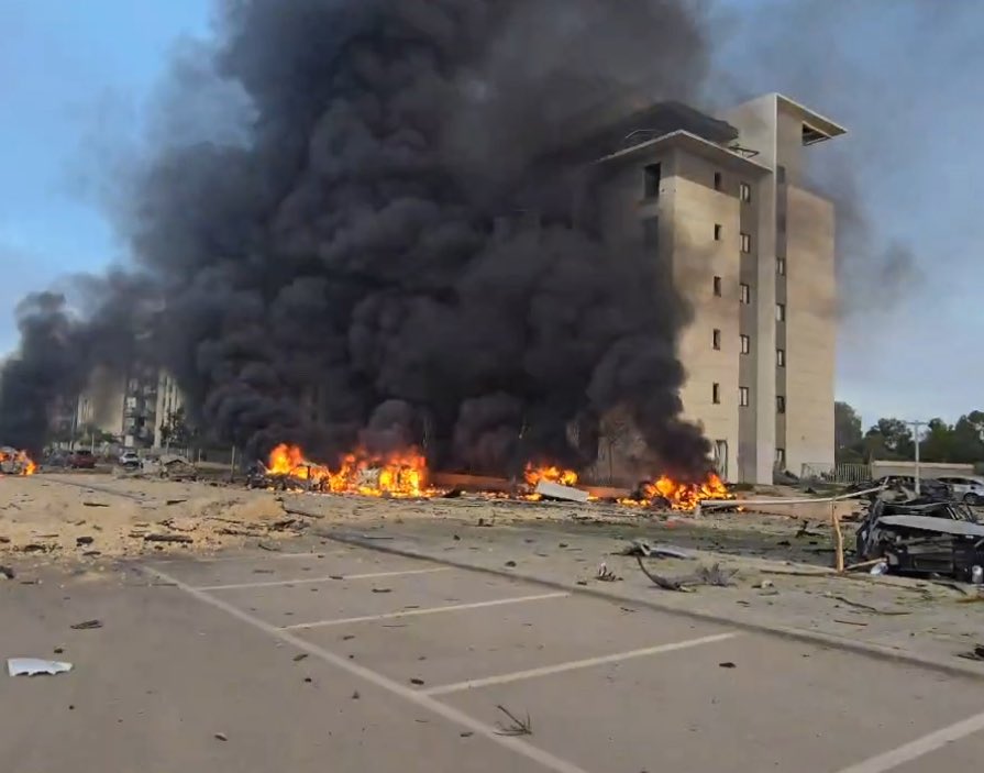 صاروخ إيراني برأس متفجر يصيب بئر السبع.. جرحى وحرائق