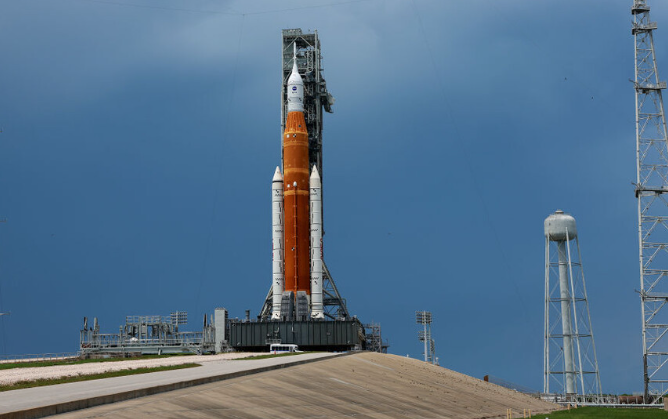 البرد القارس يجبر "ناسا" على تأجيل أول مهمة مأهولة إلى القمر