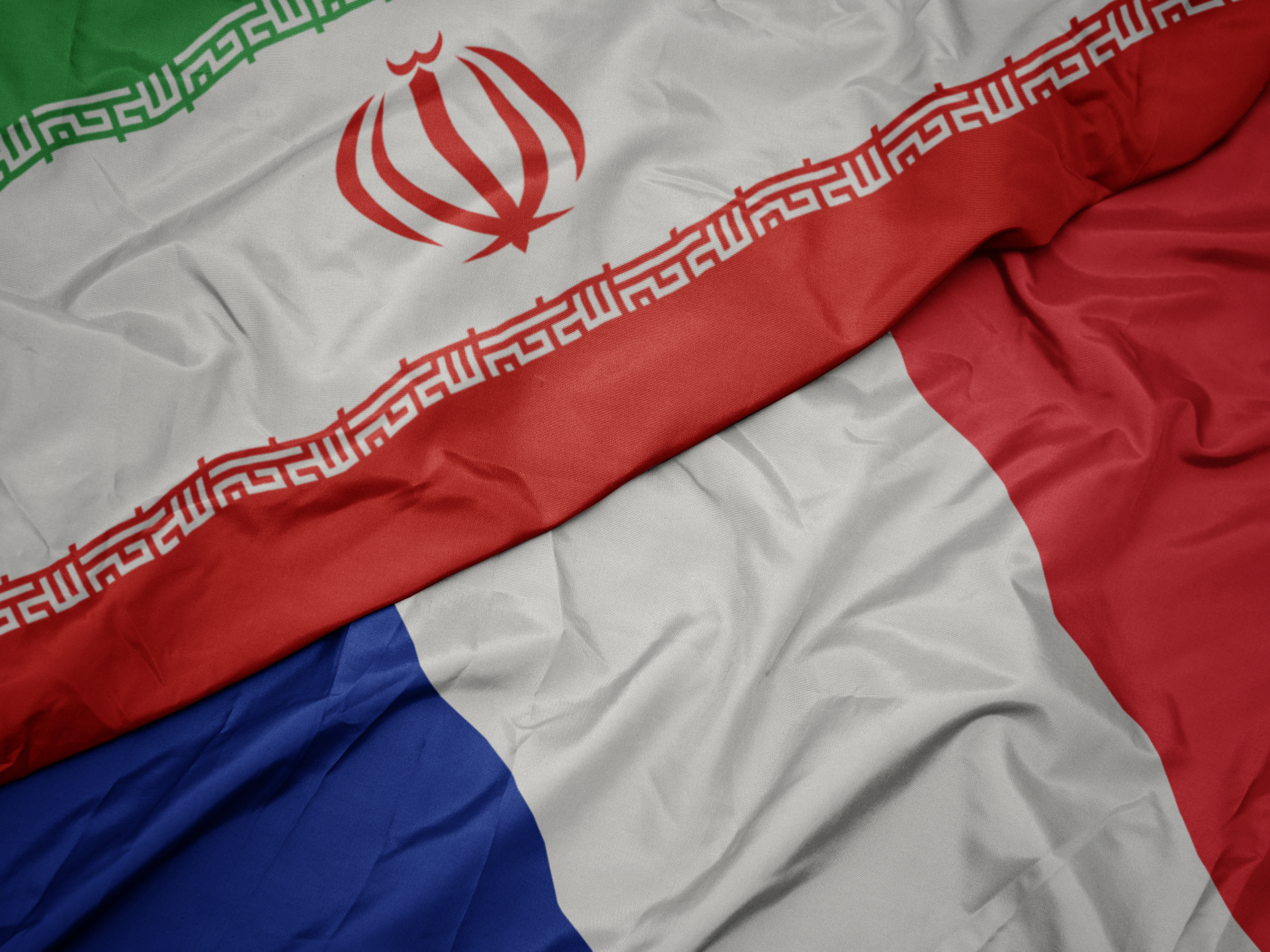 بوساطة عٌمانية.. إيران تفرج عن آخر معتقلين فرنسيين بعد احتجاز دام 3 أعوام ونصف