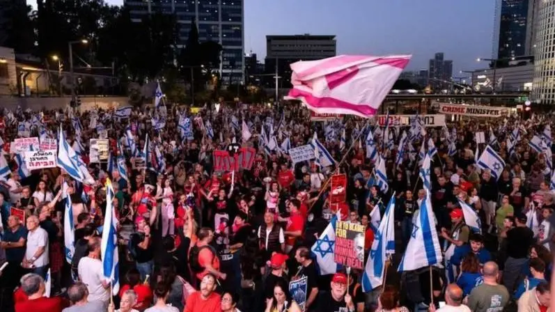 تظاهرات ضخمة في تل أبيب تطالب بوقف الحرب في غزة 