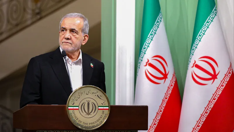 الرئيس الإيراني: عدم الثقة بالعدو واليقظة في التعامل ضرورة لا يمكن تجاهلها