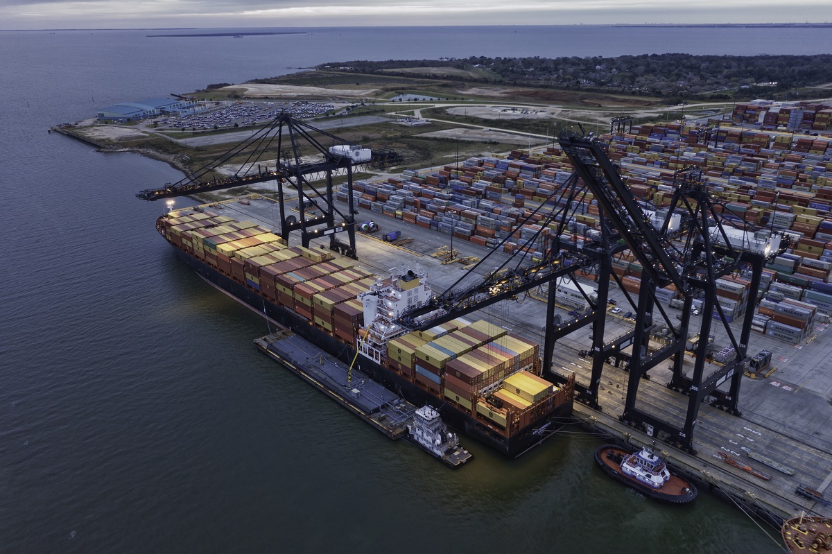 بقرار من ترامب.. تمديد إعفاء السفن الأجنبية 90 يوماً لدعم سلاسل التوريد