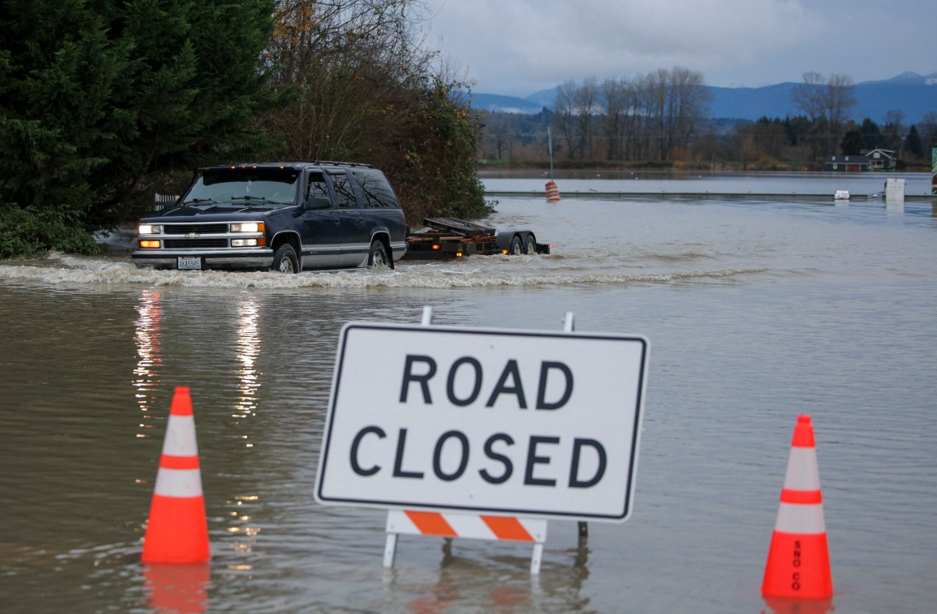 فيضانات تجبر آلاف السكان على الإجلاء في غرب أميركا وكندا
