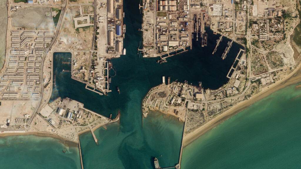 وكالة فارس عن مسؤول إيراني: يجب ألا تكون السفن العابرة لمضيق هرمز أو حمولتها مرتبطة بدول معادية