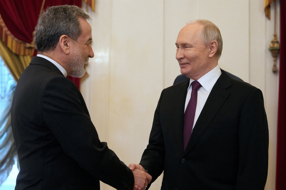 بوتين يؤكد لعراقجي تكثيف الجهود للمساعدة في إحلال السلام بالشرق الأوسط