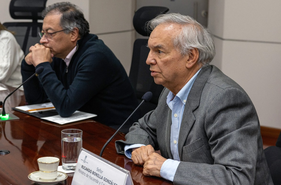 الإكوادور تستدعي سفيرها من كولومبيا وسط أزمة دبلوماسية