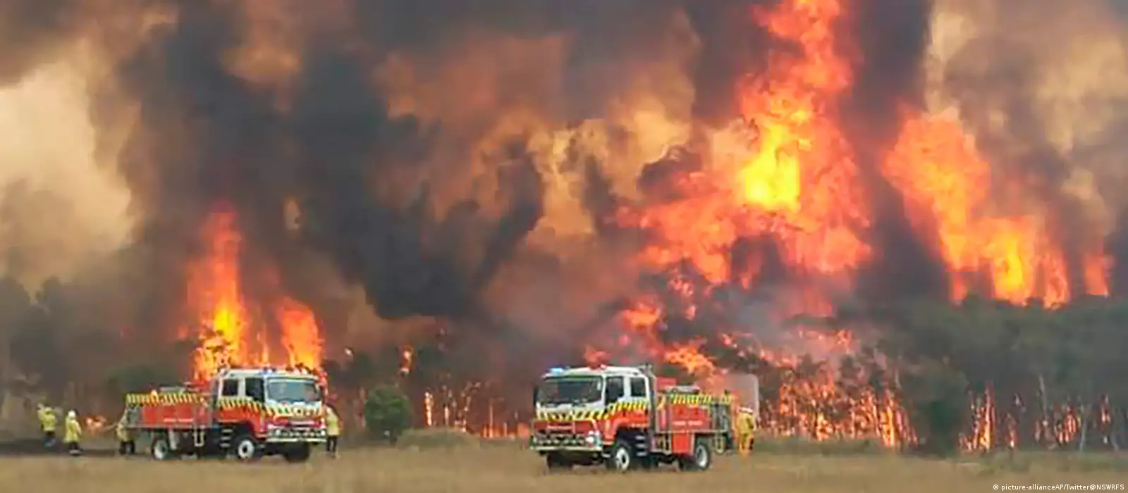 حرائق في أستراليا تدمر منازل مع بدء موجة حر شديدة
