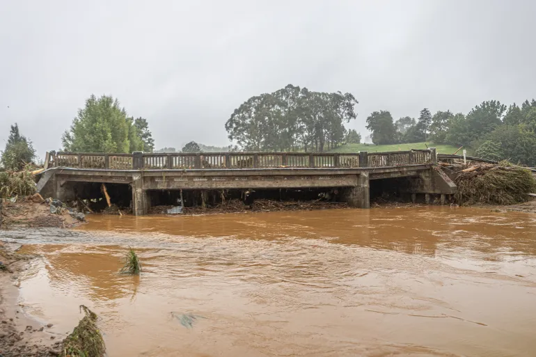 إجلاء عشرات المنازل في نيوزيلندا جراء أمطار غزيرة وسيول مفاجئة