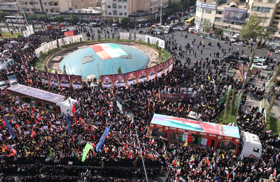 إيران تشيع قادتها وعلماءها وسط تهديدات ترامب (صور)