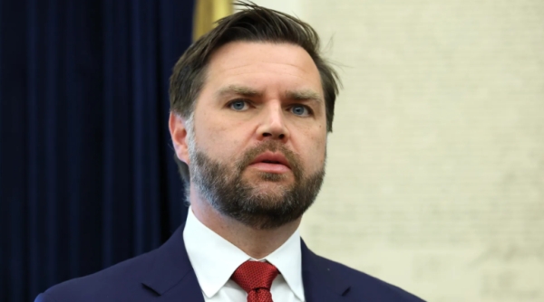 رويترز: فانس يقوم بزيارة لم يعلن عنها مسبقا لقاعدة رامشتاين الجوية في ألمانيا