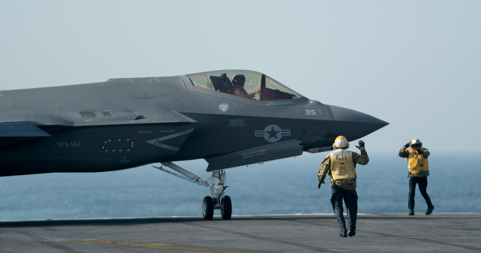 واشنطن تبدأ فرض حظر بحري شامل على الموانئ الإيرانية