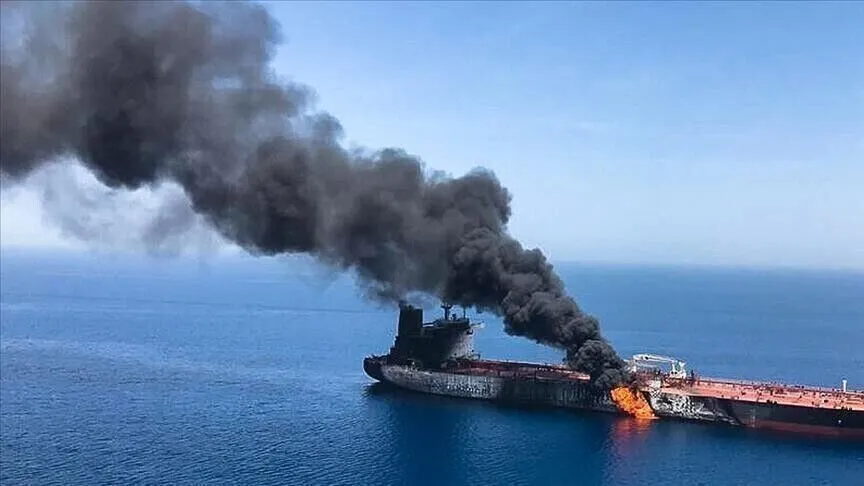 انفجارات قرب المخا وإصابة ناقلة نفط بمقذوف مجهول