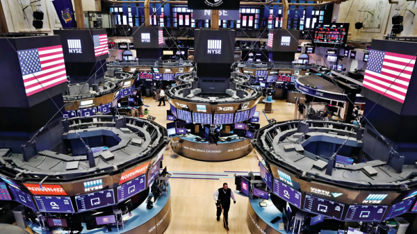 تحقيقات أميركية في تداولات نفطية مشبوهة سبقت قرارات ترامب بشأن إيران